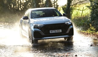 Audi Q8 - front action through water